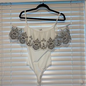 NWT SADIE & SAGE WHITE BODY SUIT WITH LACE SLEEVES